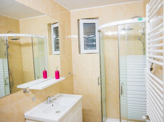 Escape Aparthotel Suceava Esterno foto
