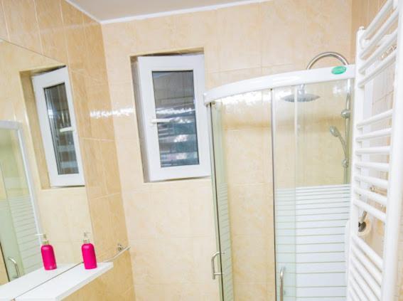 Escape Aparthotel Suceava Esterno foto